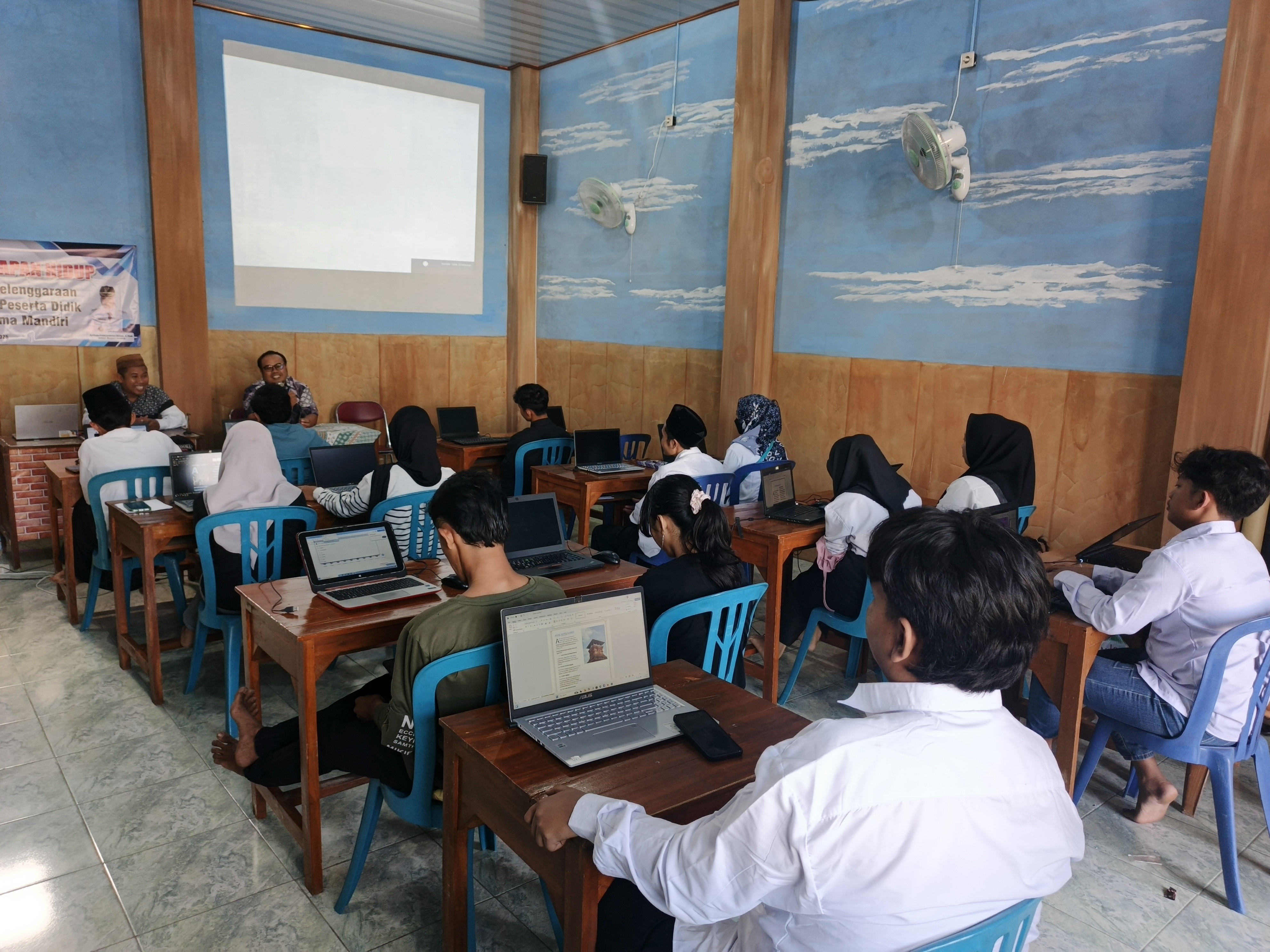 Pelatihan Komputer Dasar Microsoft Office: Bekal Kecakapan Hidup Siswa PKBM Intan Prima Mandiri