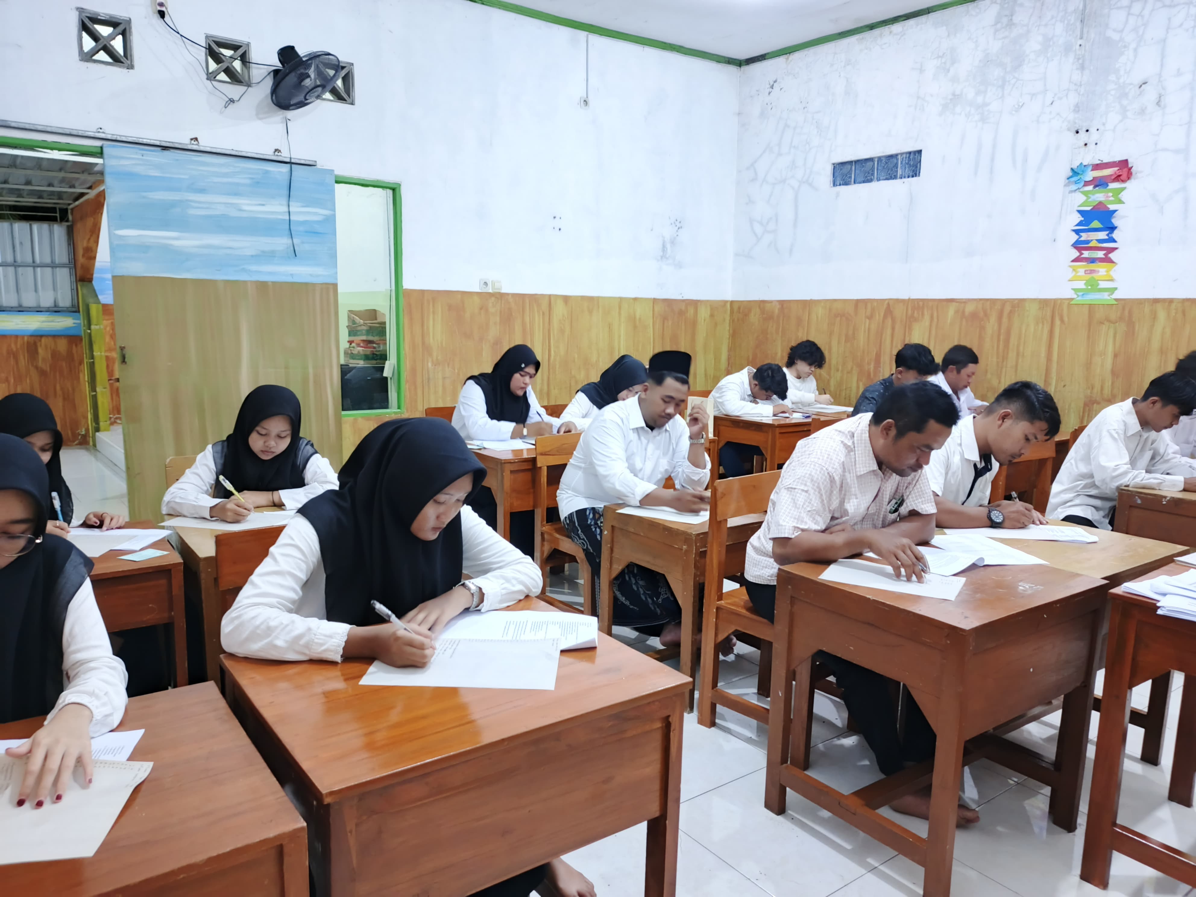 Fasilitas lengkap, pengajar berkualitas, dan suasana belajar yang kondusif. Inilah PKBM [Intan Prima Mandiri]!